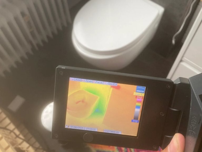 Wärmebild zeigt die Leckstelle am WC-Abflussrohr