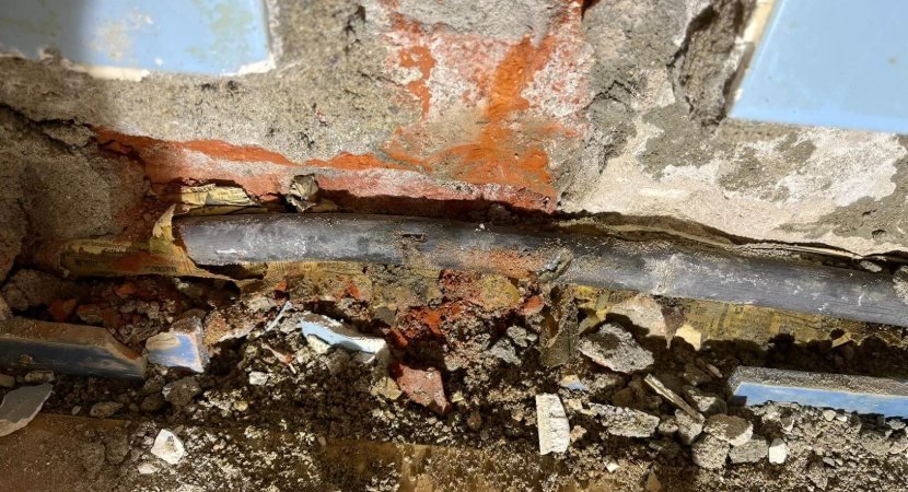 Rohrbruch durch ein 2 mm kleines Loch in der Wasserleitung