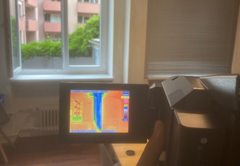 Wärmebildkamera macht Feuchtigkeit in der Wand sichtbar
