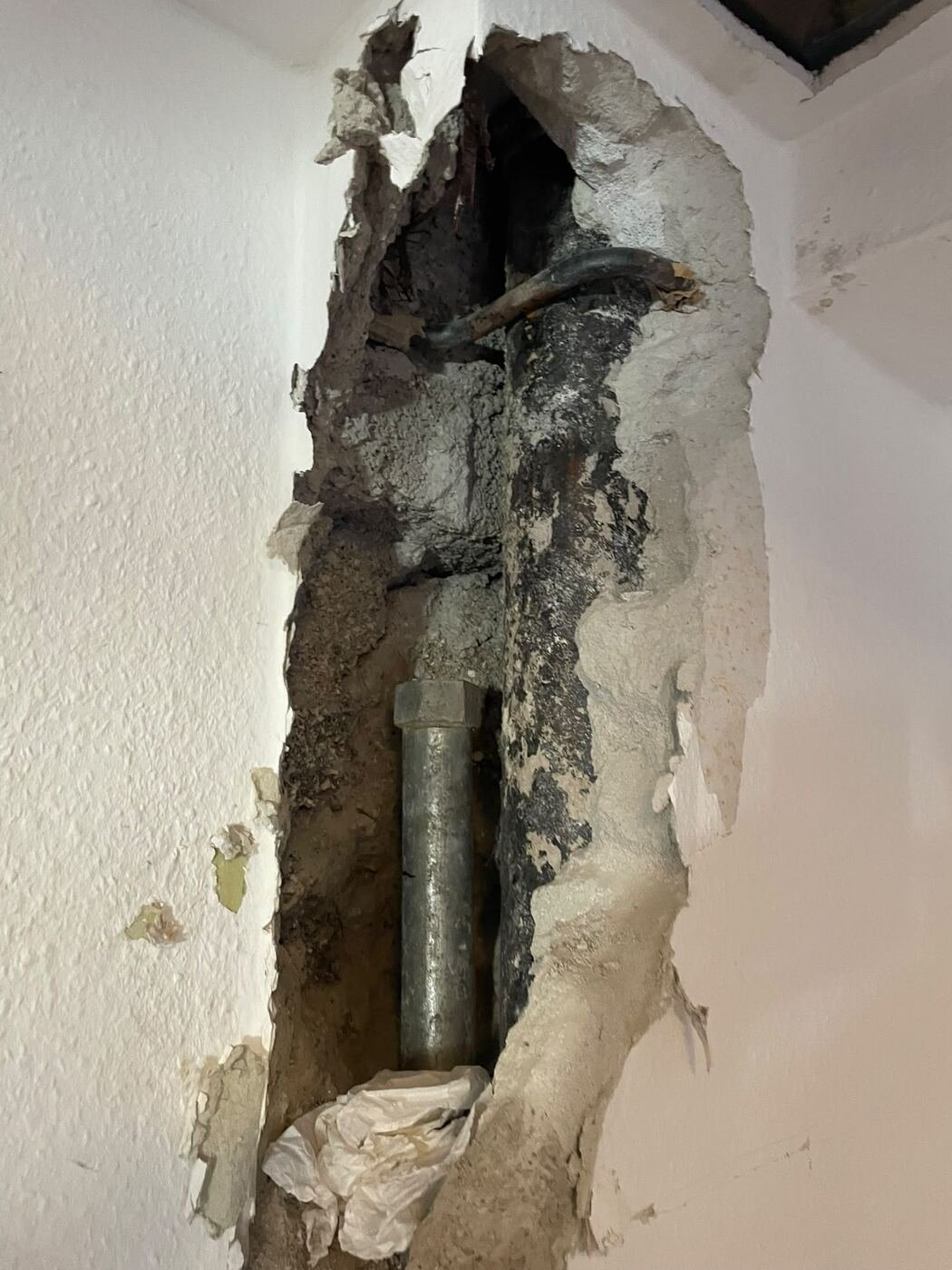 Freigelegte Wasserleitung an der Rohrbruchstelle