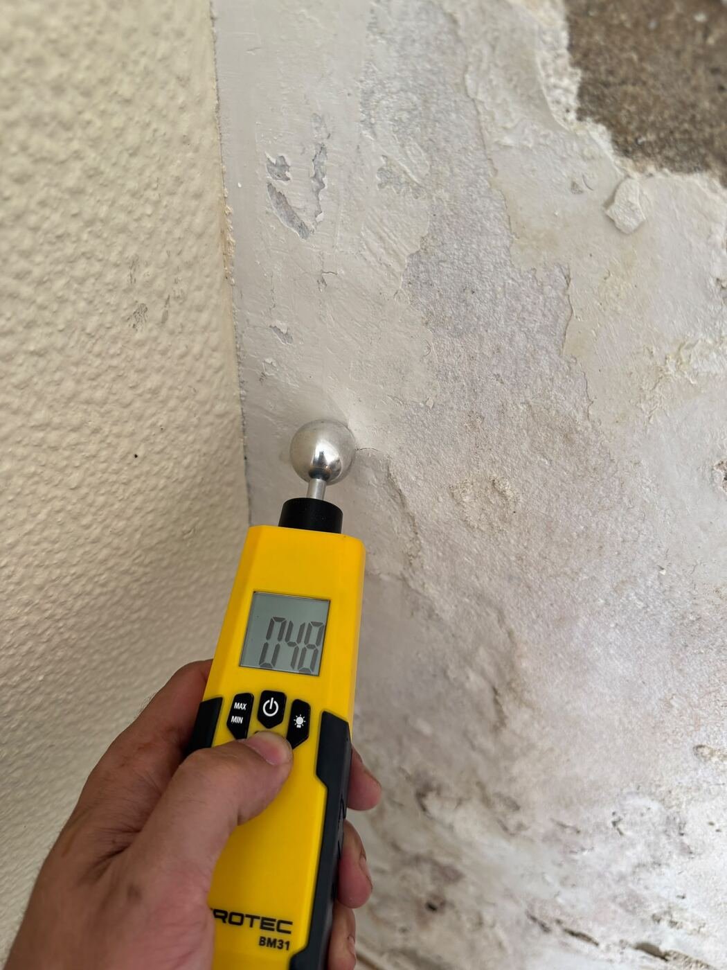 Feuchtemessgerät erkennt erhöhte Feuchtigkeit in der Wand